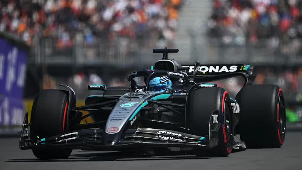 George Russell marca el mejor tiempo en unos Libres 2 con poco agarre.
