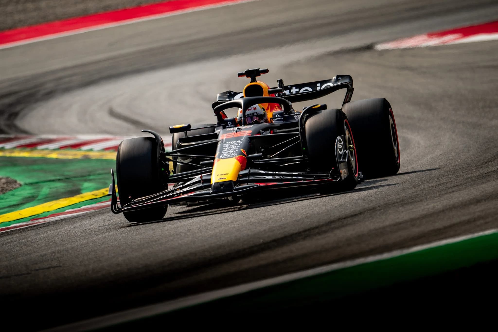 Red Bull y Mercedes ruedan en Barcelona con Pirelli